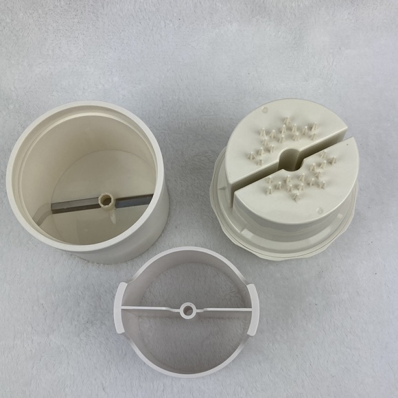 The Pampered Chef Spiral & Slice Fruit & Veggie Hand Held Slicer - Picture 9 of 12